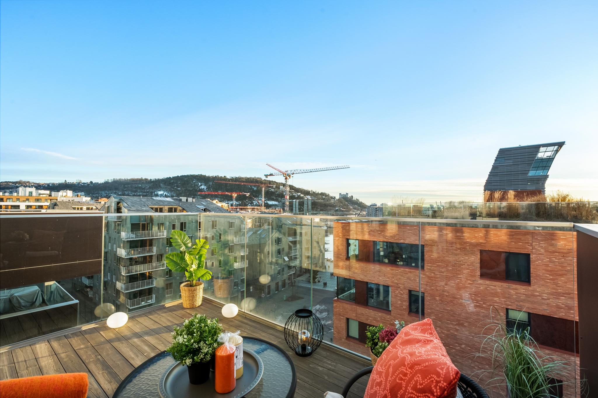 Solrik balkong på hele 9 kvm med rikelig plass til utemøbler, grill, planter, lounge og gjester.